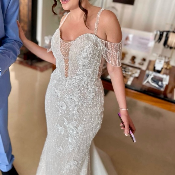 One-of-a-Kind Wona Atelier Wedding Dress - Picture 5 of 17